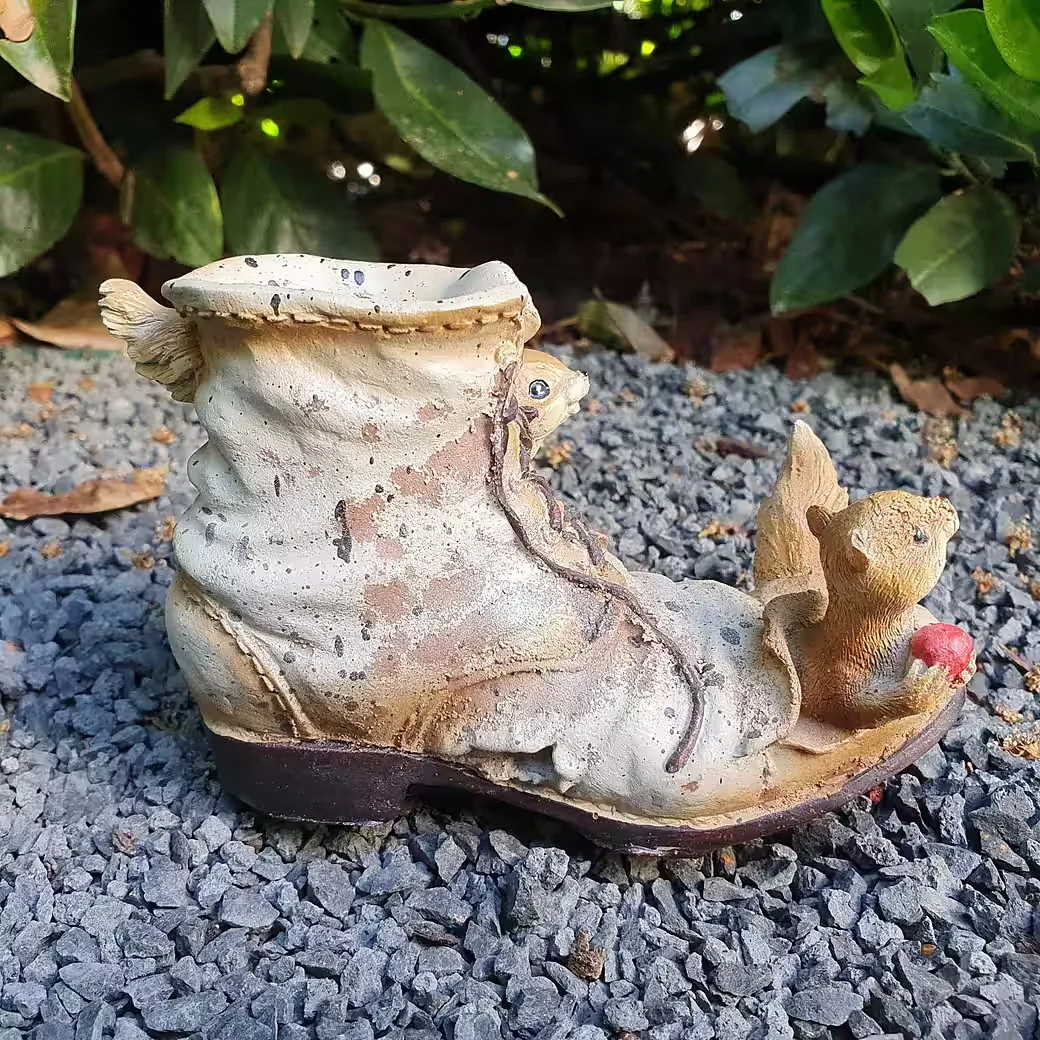 ASPINAWORLD Gartenfigur Gartenfigur Pflanzschuh mit Eichhörnchen zum bepflanzen 8 cm